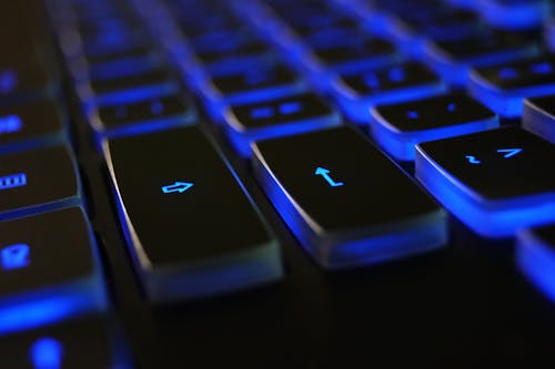免费 黑色和蓝色键盘的特写照片 素材图片