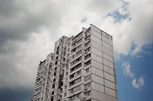 Fotobanka s bezplatnými fotkami na tému budova, mraky, obloha