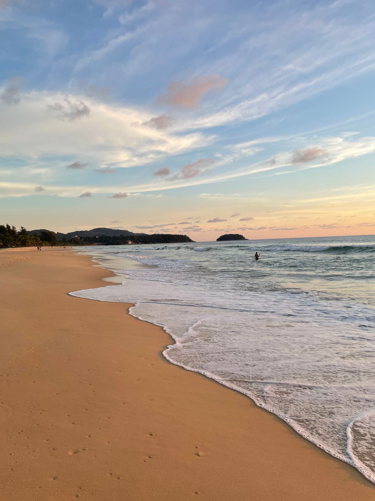 Unde te cazezi în Phuket - Karon Beach - apus peste valuri