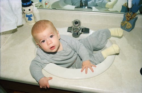 Free Baby Lying on the Sink Stock Photo