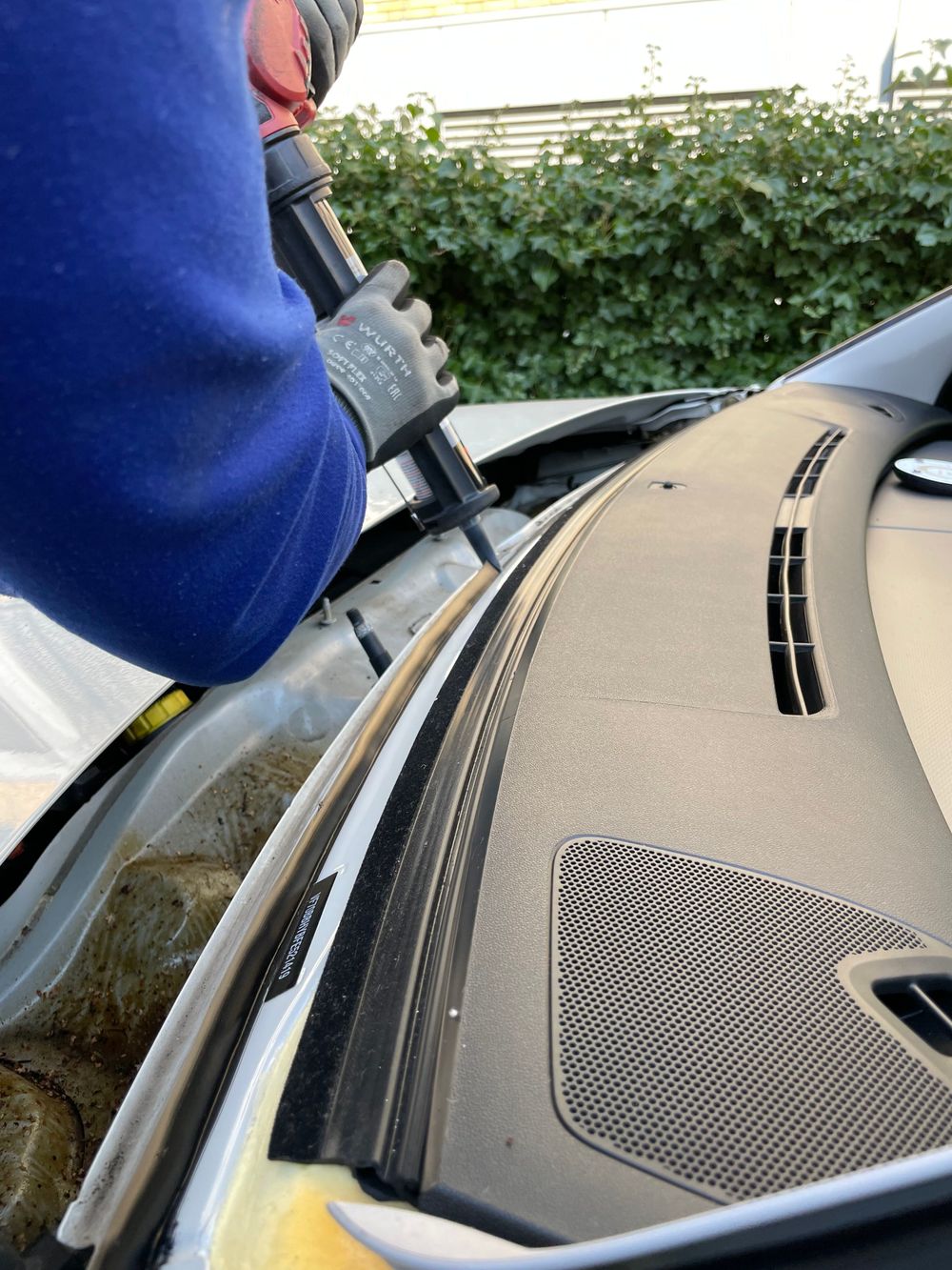 Windshield chip repair service