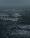 黑暗而喜怒无常的海浪和雾的图像，捕捉到了暴风雨海洋的本质