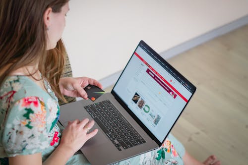 Бесплатное стоковое фото с женщина, интернет, ноутбук