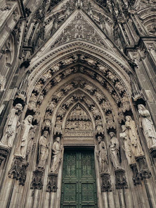 Imagine de stoc gratuită din arhitectura gotică, biserică, fotografiere verticală