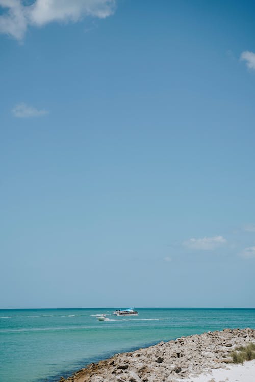 Gratis Fotos de stock gratuitas de cielo azul, costa, embarcaciones Foto de stock