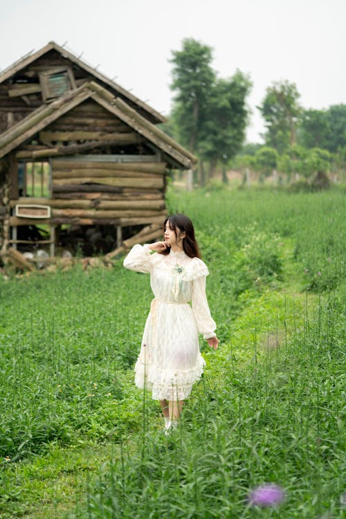бесплатная Бесплатное стоковое фото с Азиатская девушка, бежевое платье, брюнетка Стоковое фото