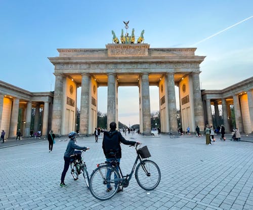 Kostnadsfria Kostnadsfri bild av berlin, brandenburger tor, cyklar Stock foto