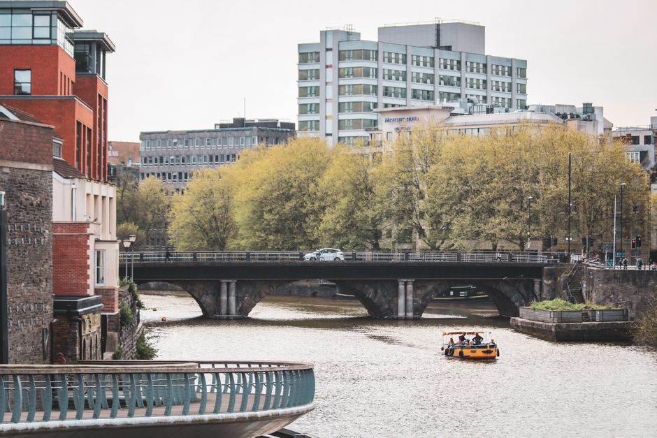 Trouver un travail à Bristol : guide pratique 2026