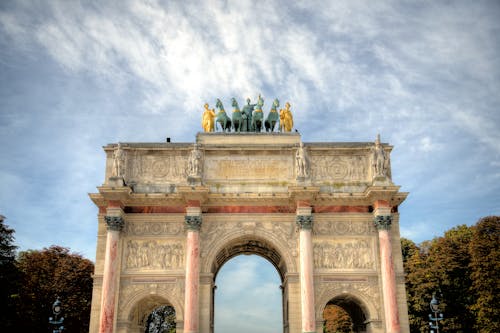 Photo of the Arc de Triomphe du Carrousel in Paris.