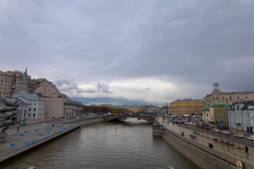 Free Overcast view of the Moscow river with iconic city buildings and bridge. Stock Photo