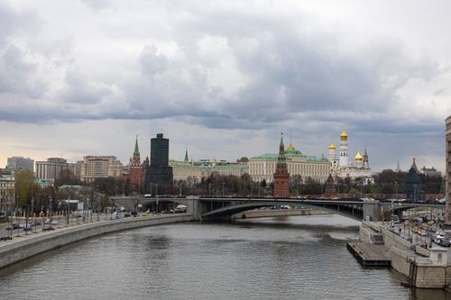 Free Beautiful view of Moscow Kremlin by the river on an overcast day, showcasing iconic architecture. Stock Photo