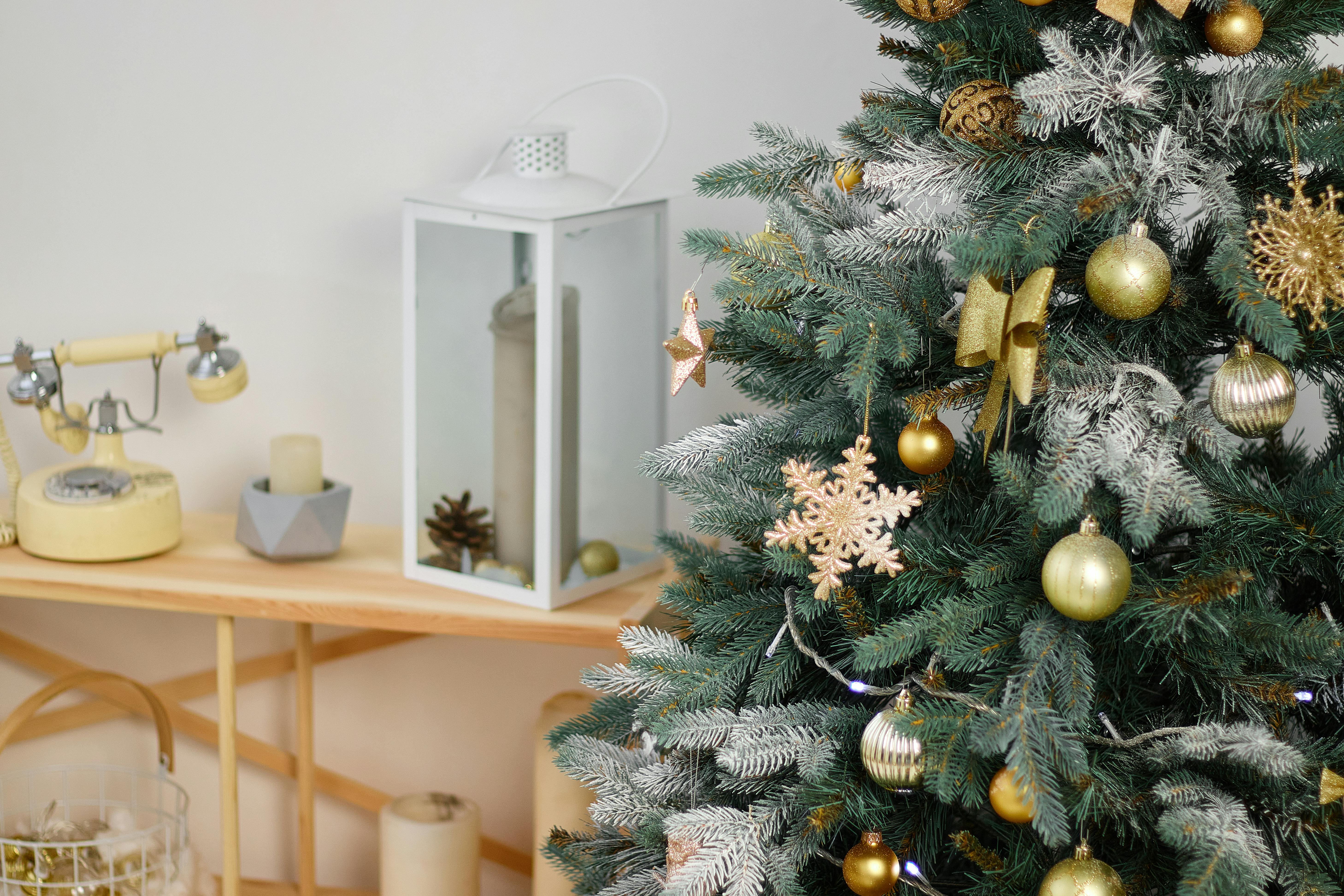 These Christmas Songs Most Likely to Tank Productivity at Work, Study Finds — Photo by Максим Юрченко on Pexels