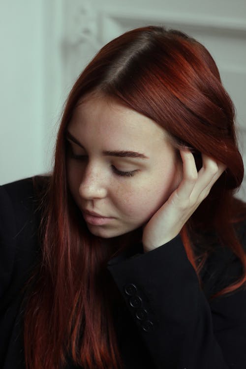 Foto profissional grátis de atraente, cabelo vermelho, mão no rosto