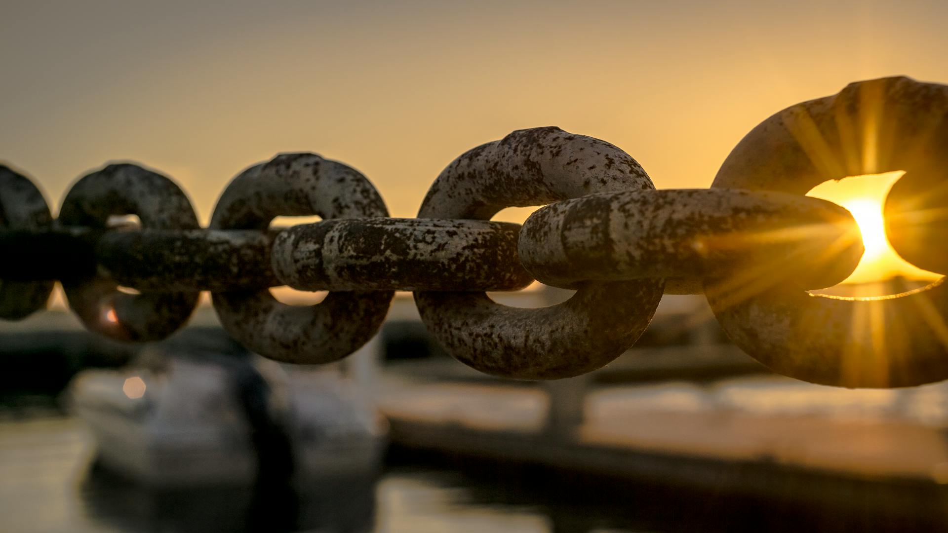 Selektiv fokusfotografi av kedjor under den gyllene timmen