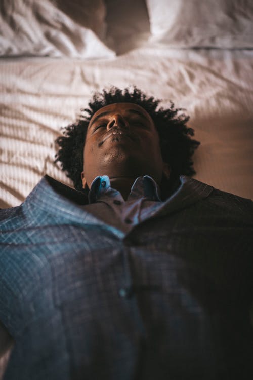 Gratis stockfoto met aan het liegen, Afro-Amerikaanse man, bed Stockfoto