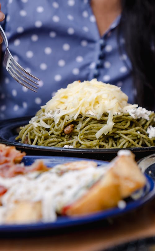 Free Green pasta on Black Plate Stock Photo