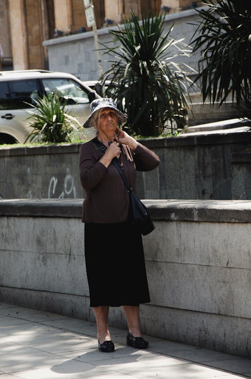 Безкоштовне стокове фото на тему «вертикальні постріл, відро капелюх, жінка»