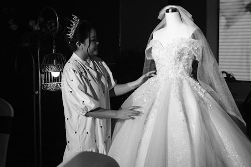 Безкоштовне стокове фото на тему «весільна сукня, відтінки сірого, дотик» стокове фото