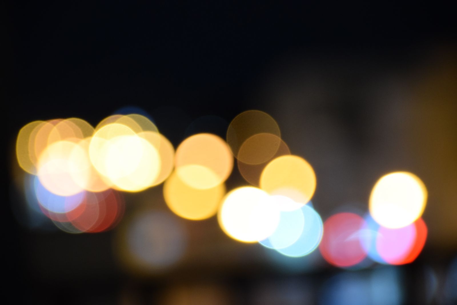 Muted Lens Glow 4K wallpaper