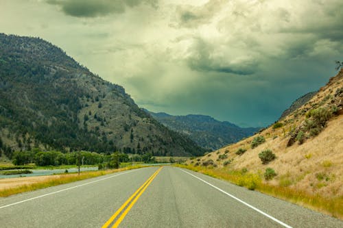 Darmowe zdjęcie z galerii z autostrada, ciemne chmury, góry