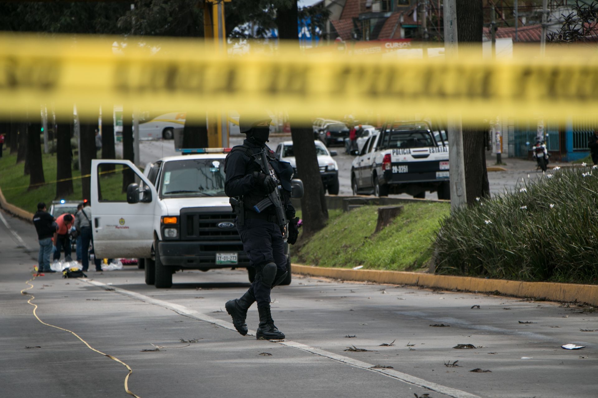 Cinta policial cruzando una calle de la ciudad