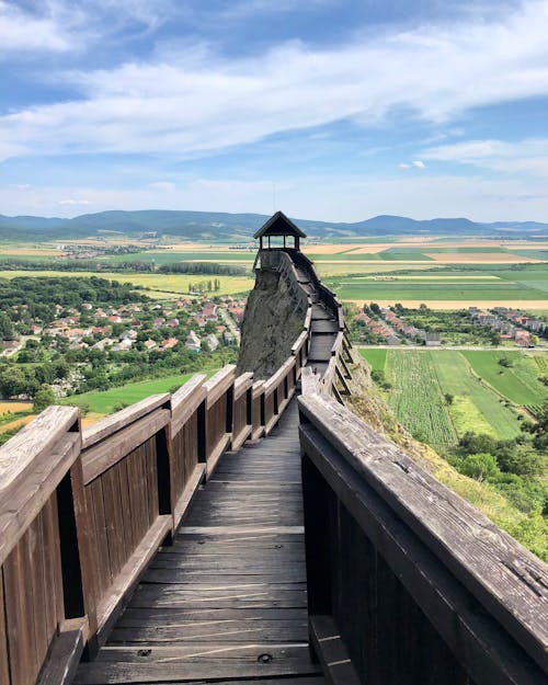 Czarna Altana Pod Pochmurnym Niebem