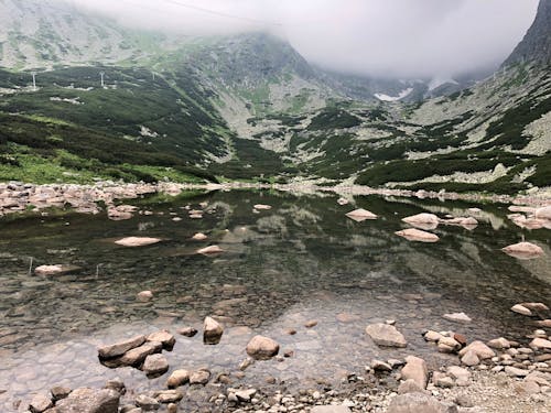 Krajobraz Zdjęcie Zbiorników Wodnych Otoczonych Górami