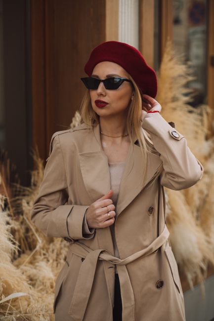 Basco bordeaux su trench beige, il mio look preferito quando si alza il vento. oggi mi piace davvero 🍂
#modadonna #beige #trenchcoat #hat