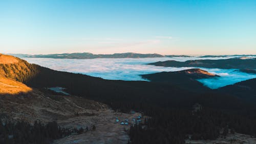 Gratis stockfoto met blauwe lucht, dronefoto, karpatische bergen