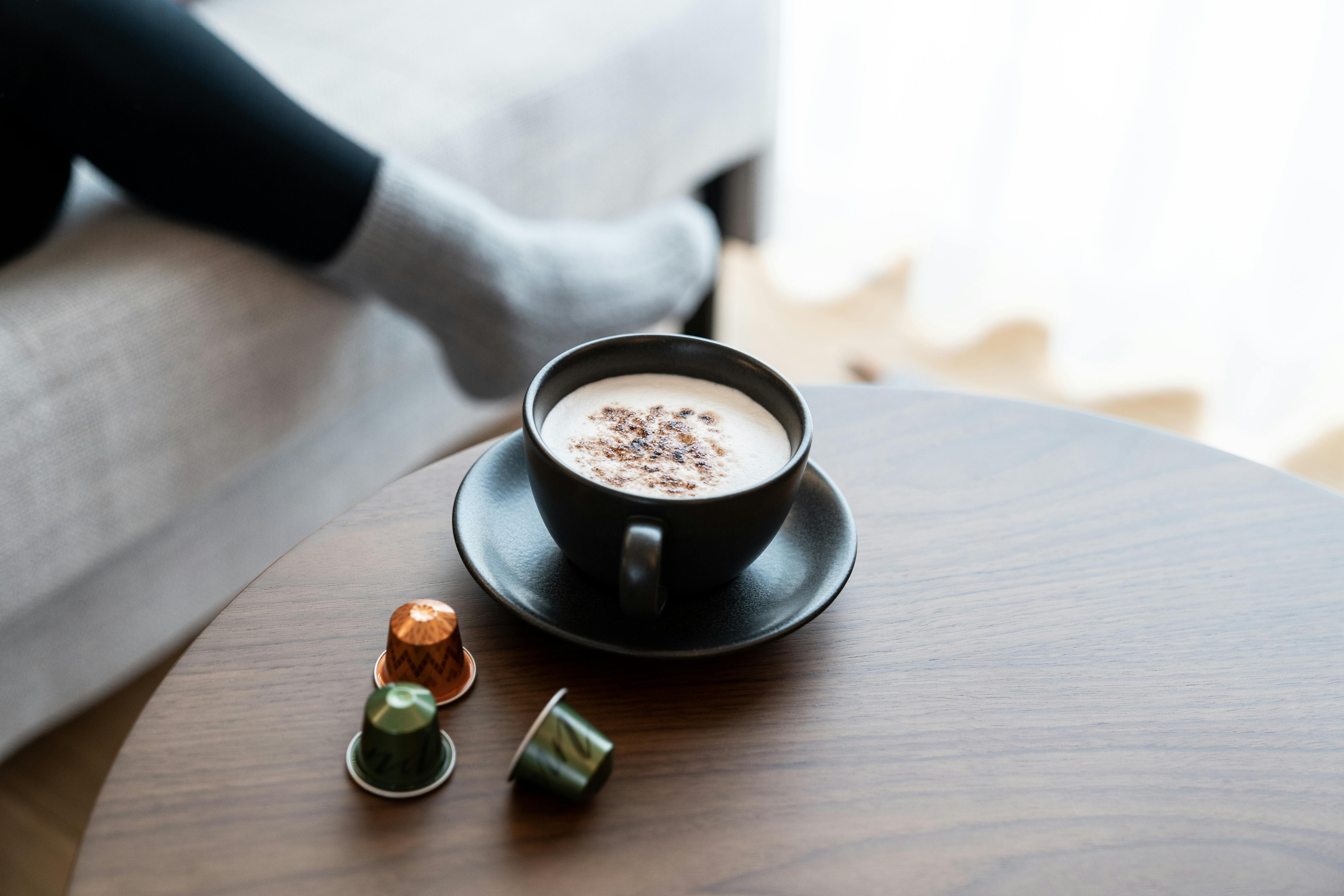 Tasse de café chaud sur une table en bois dans une ambiance cosy