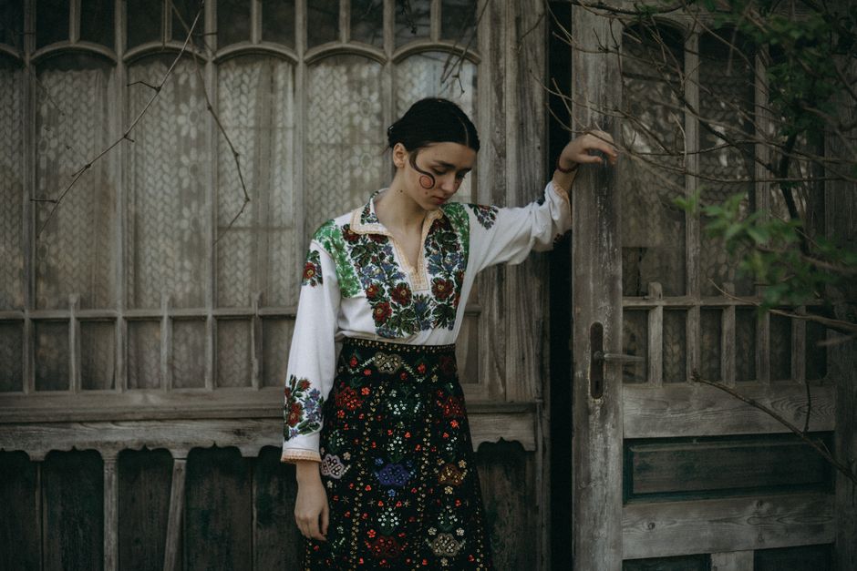 Embroidered white blouse with the dark floral skirt, flowers everywhere 🌿
#styleinspo #white #blouse #skirt