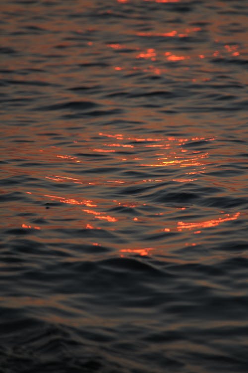 在蓝色地中海的清早日出红色和橙色太阳反射