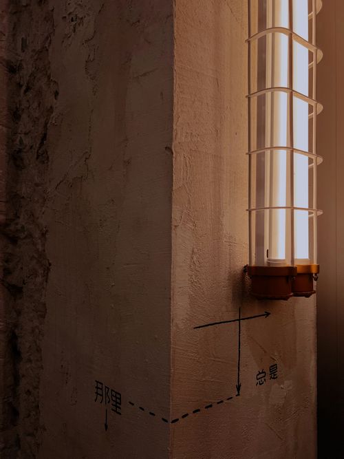 Free Vertical shot of a concrete wall with a fluorescent light fixture. Stock Photo
