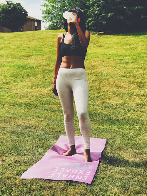 Fotos de stock gratuitas de chica negra fitness, colchoneta de yoga, condición física y salud