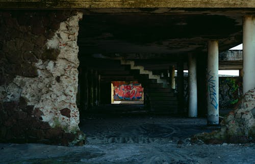 bina, boş, grafiti sanatı içeren Ücretsiz stok fotoğraf