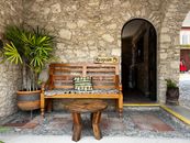 Banca de madera en hacienda