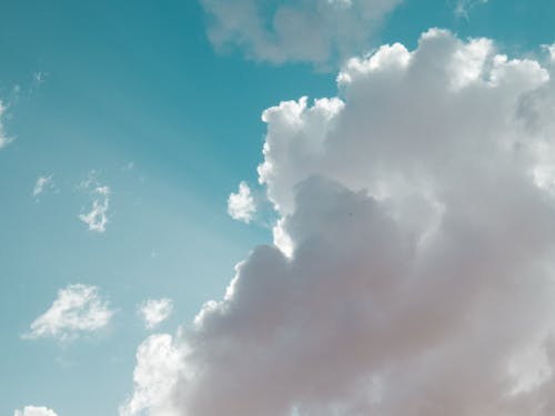 Kostnadsfria Kostnadsfri bild av blå himmel, molnbildning, vita moln Stock foto