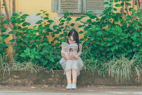 女人穿着白色的衣服看书