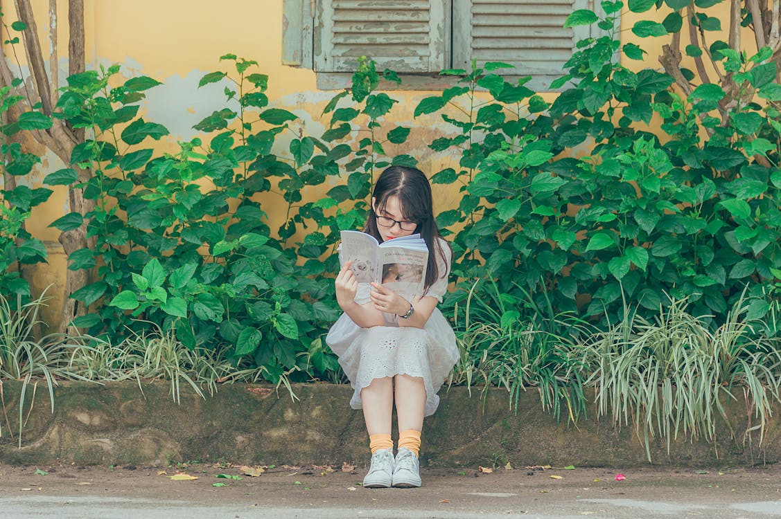 Free Woman Wearing White Dress Reading Book Stock Photo