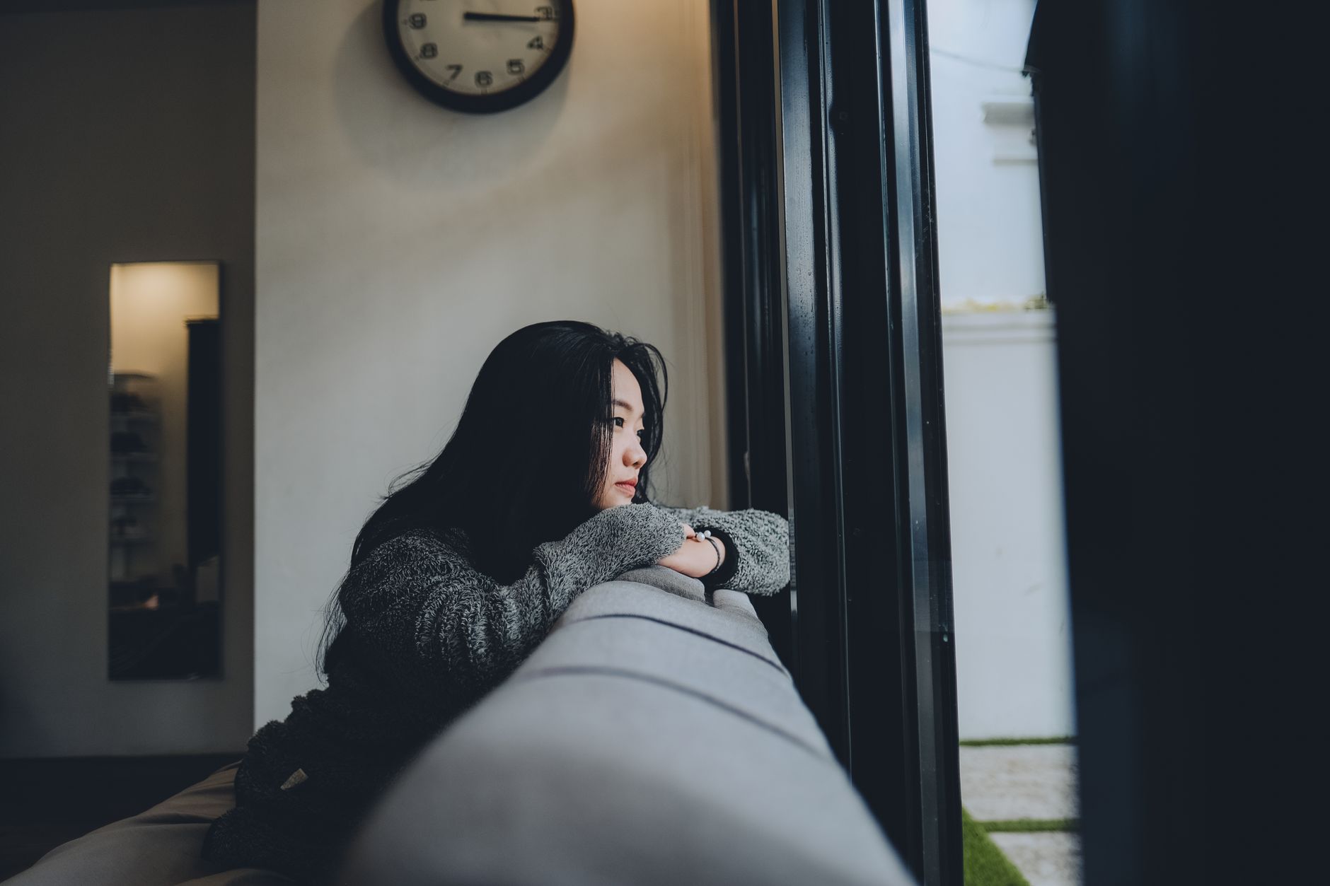 Một người trẻ ngồi một mình trong văn phòng, cảm giác cô đơn giữa dòng người bận rộn.