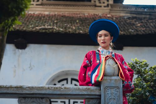 Free Portrait of a woman in Vietnamese traditional wear with vibrant colors outdoors. Stock Photo
