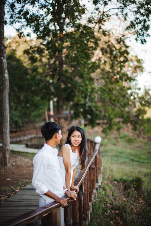 Fotobanka s bezplatnými fotkami na tému ázijský pár, biela blúzka, biele šaty