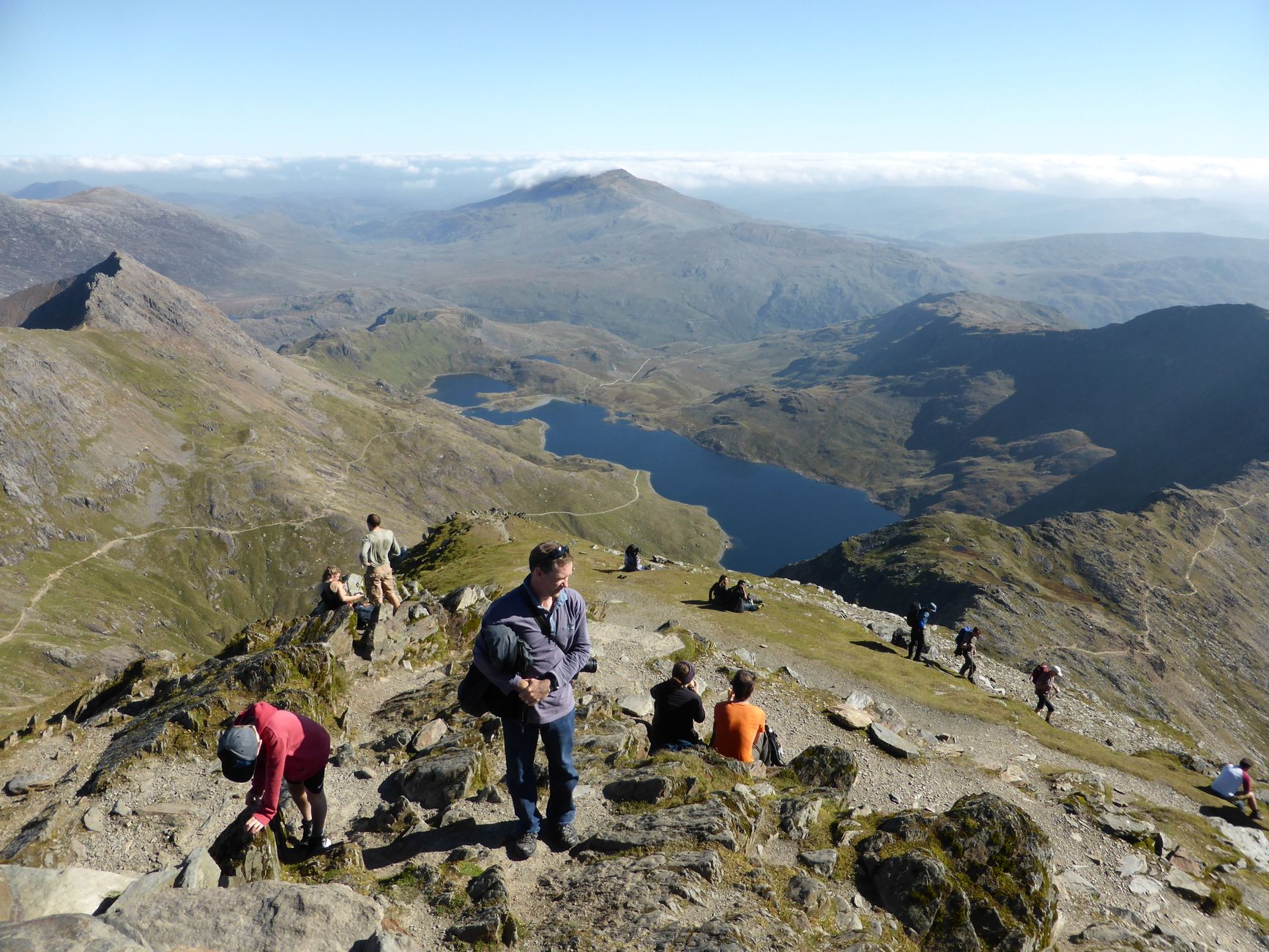 Yr Wyddfa (Snowdon) zirvesinde insanların oluşturduğu kuyruk