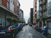 西班牙桑坦德的城市街道在雨天以建筑和车辆为特色