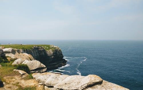 Zrobiono Zdjęcie Gray Rock Mountain Cliff Near Sea Photo