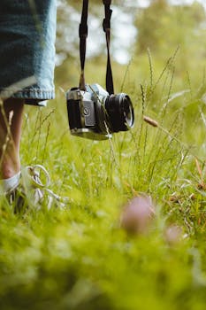 草地上悬挂的老式单反相机夏季特写