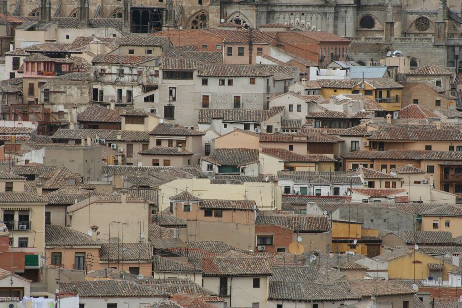 Toma aérea que captura los intricados techos de una histórica aldea española, mostrando una arquitectura única.