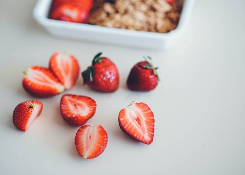 Gratis lagerfoto af frugter, jordbær, skiveskåret