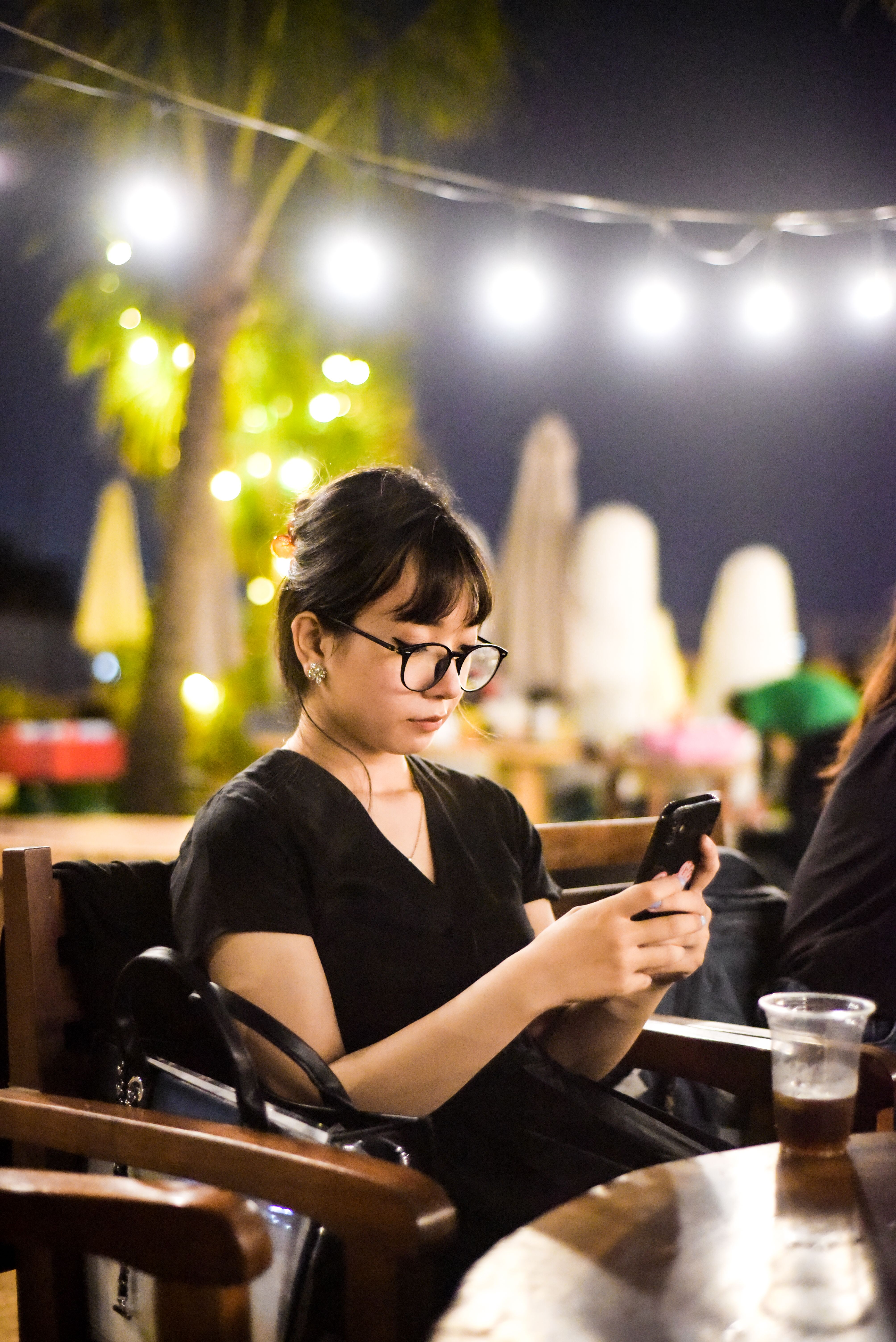 Online dating: starting a conversation on a niche platform