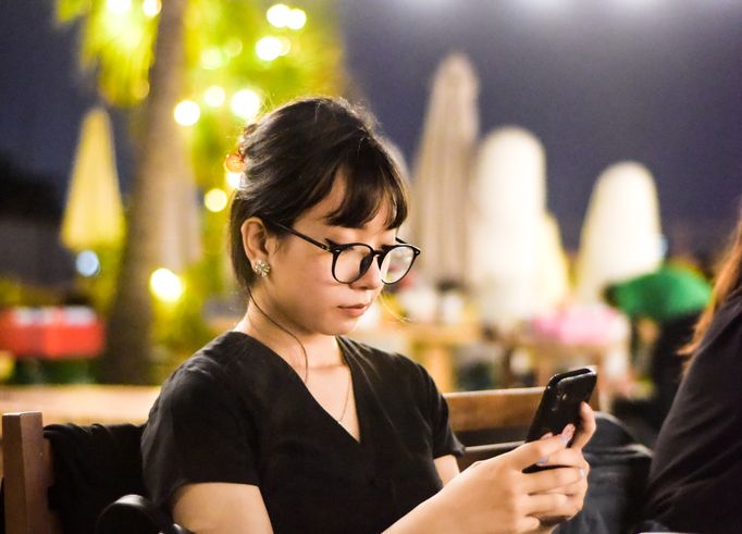 Online dating: starting a conversation on a niche platform